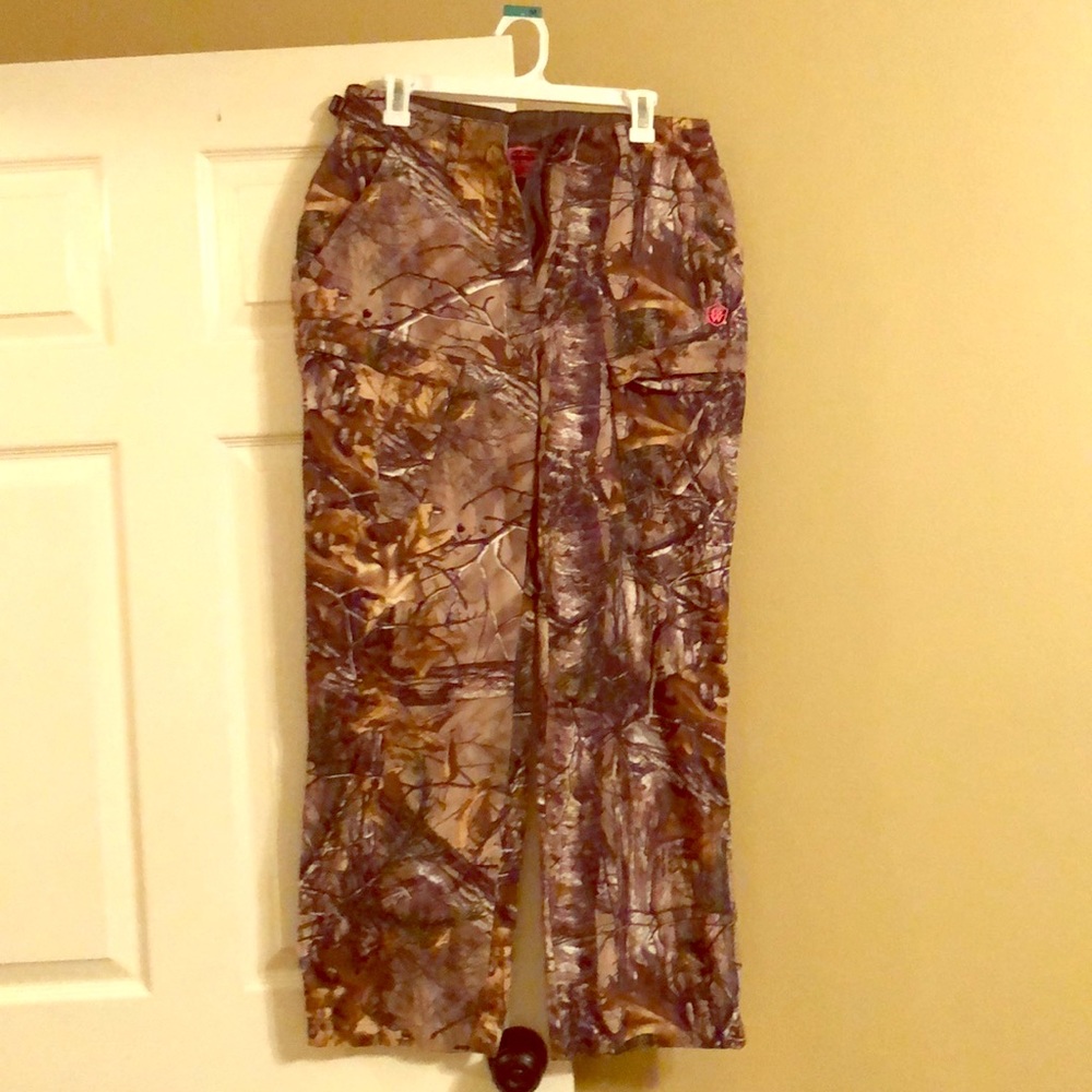 Women’s camo hunting pants with 6 pockets